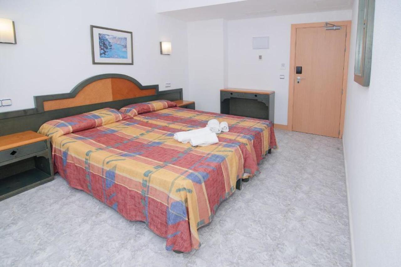 Hostal Rosalia Sant Antoni de Portmany Екстериор снимка