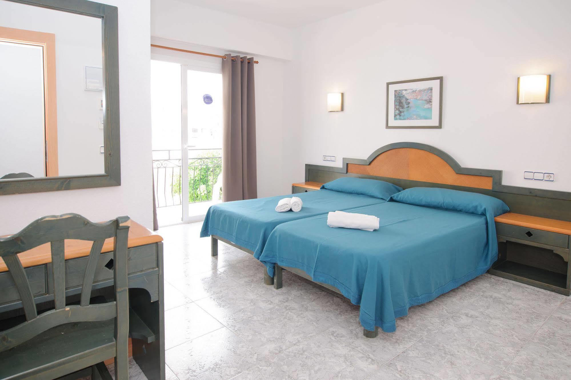 Hostal Rosalia Sant Antoni de Portmany Екстериор снимка
