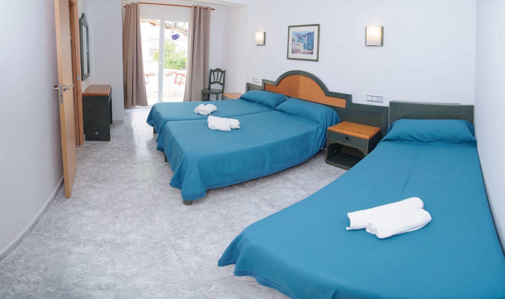 Hostal Rosalia Sant Antoni de Portmany Екстериор снимка