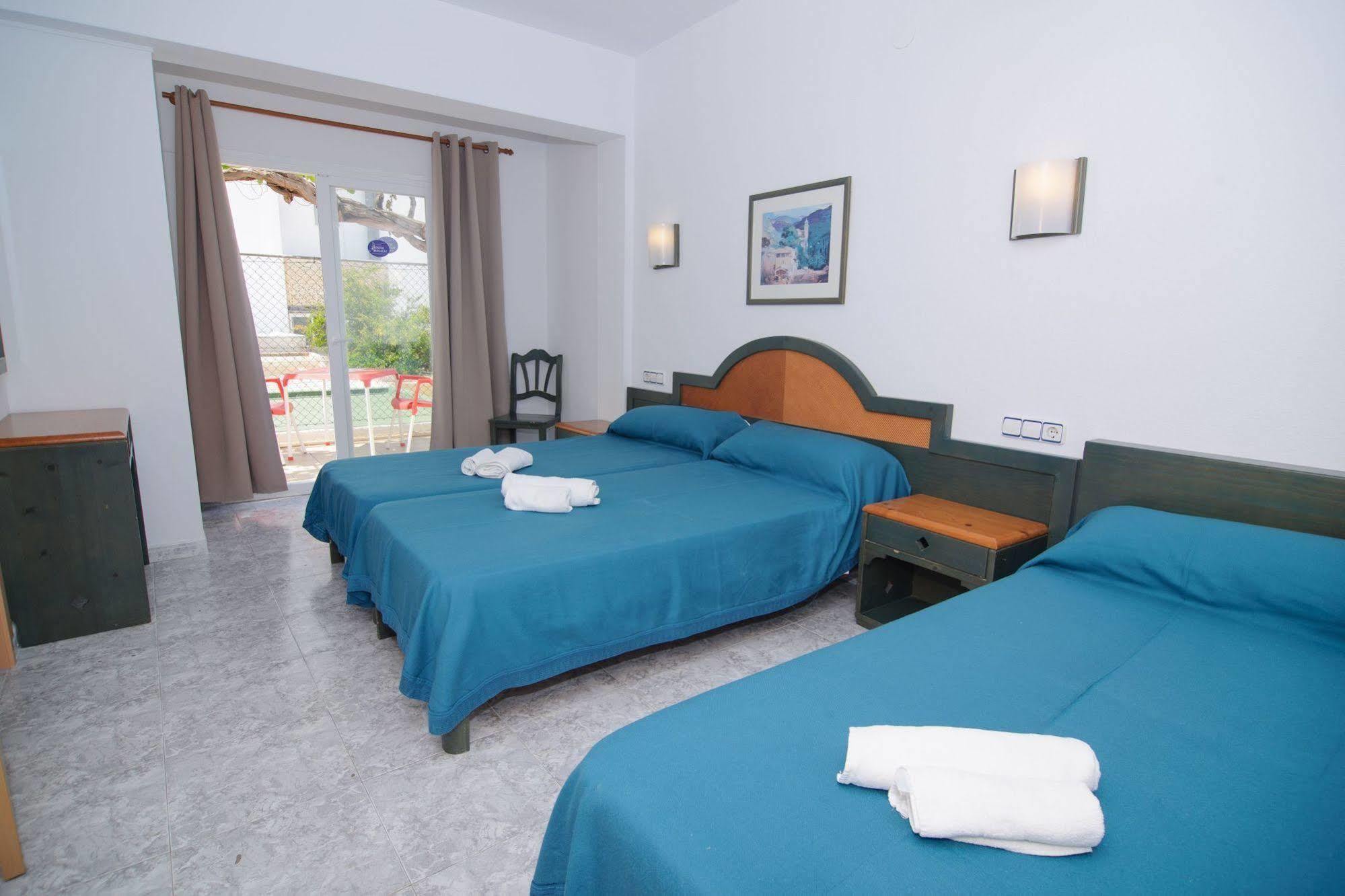 Hostal Rosalia Sant Antoni de Portmany Екстериор снимка