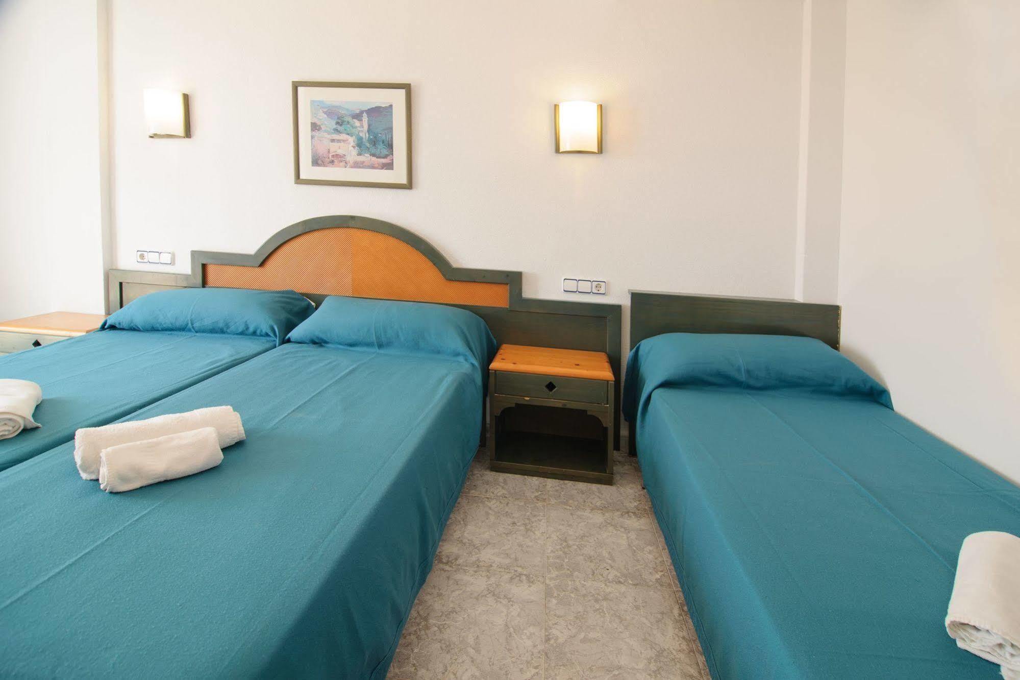 Hostal Rosalia Sant Antoni de Portmany Екстериор снимка